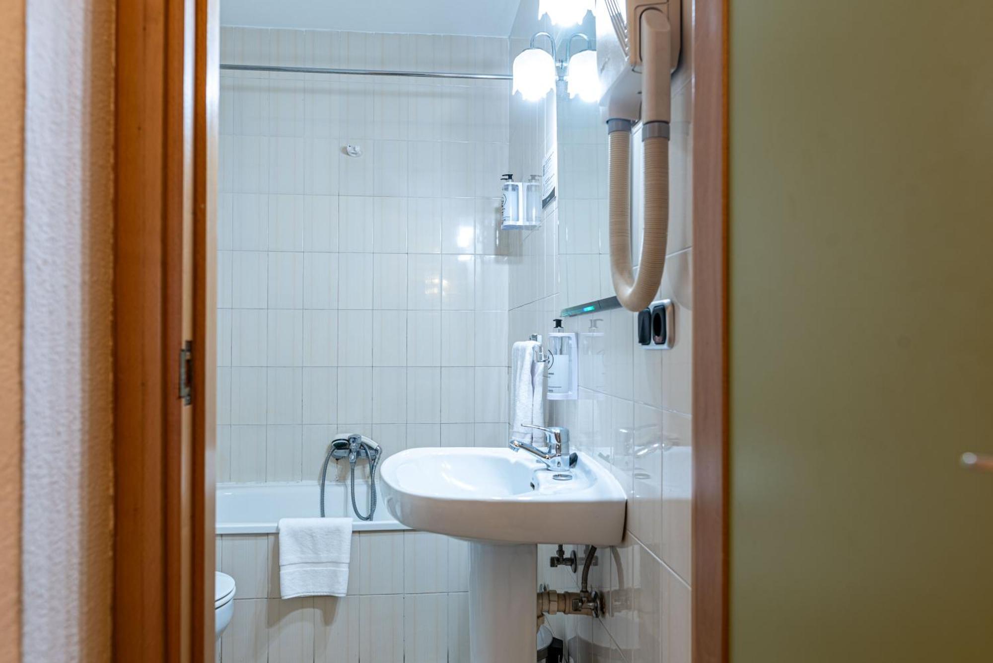 Hotel Alda Гихуело Екстериор снимка