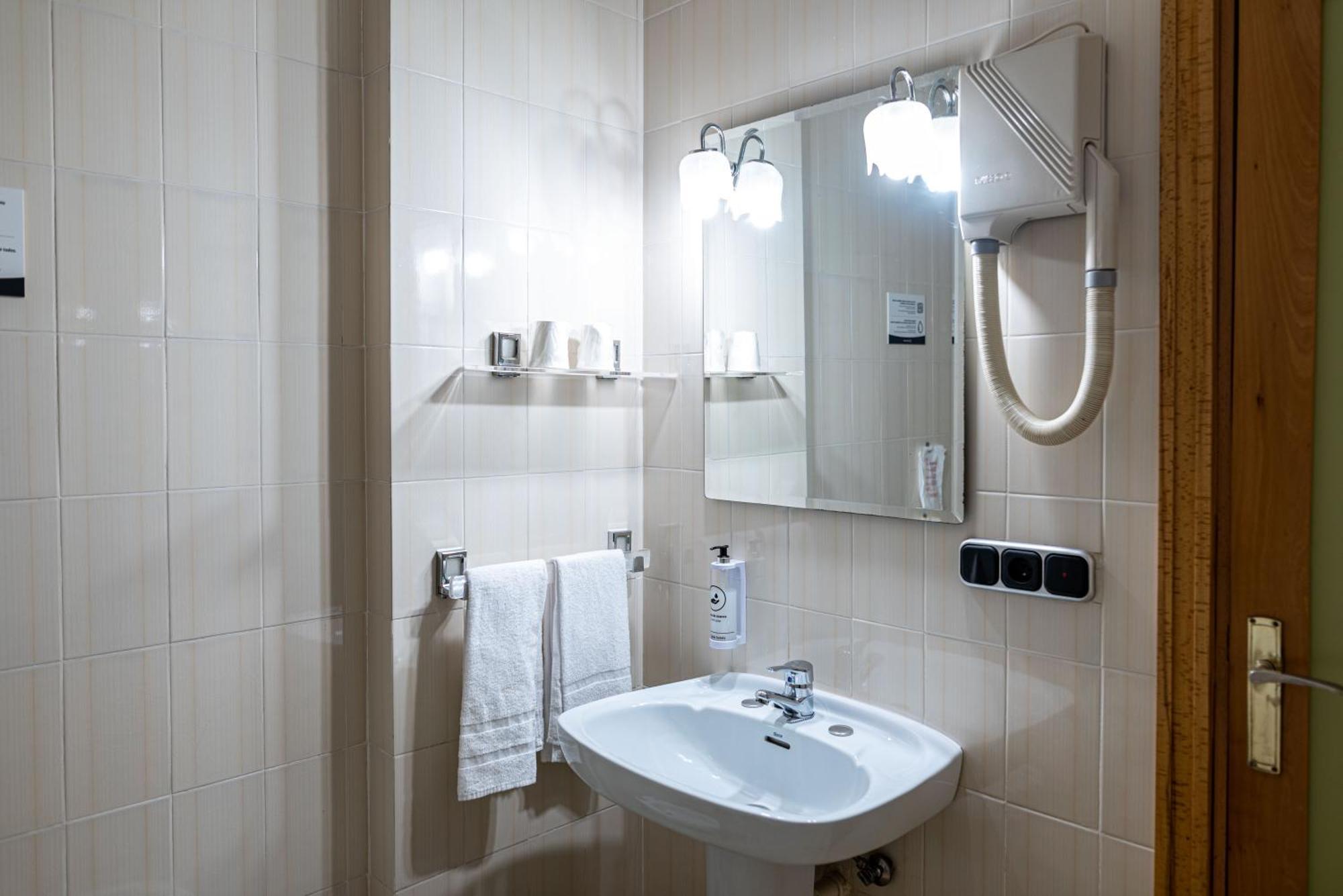Hotel Alda Гихуело Екстериор снимка