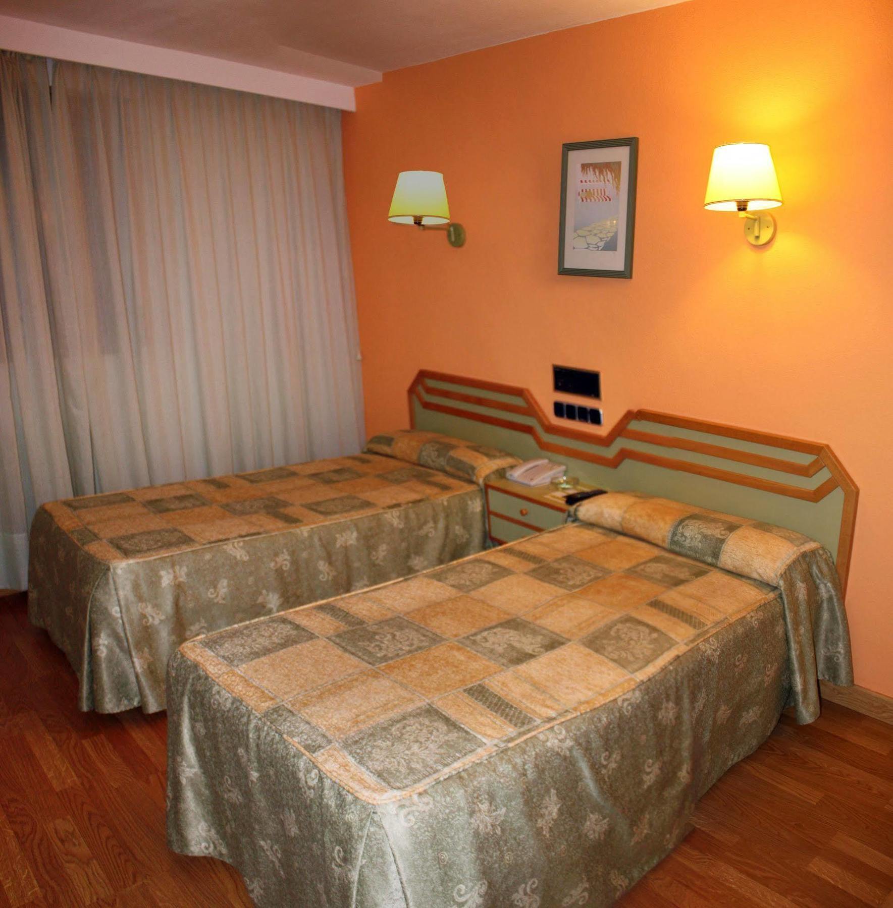 Hotel Alda Гихуело Екстериор снимка